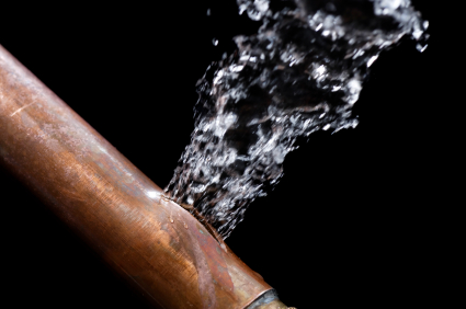 Leitungswasser Versicherung deckt Schäden, die durch Austreten von Wasser aus Zu- und Ableitungsrohren entstehen.