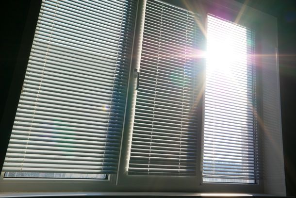 Sicht- und Sonnenschutz halten ungebetene Blicke ab und schützen vor Hitze in den Wohnräumen