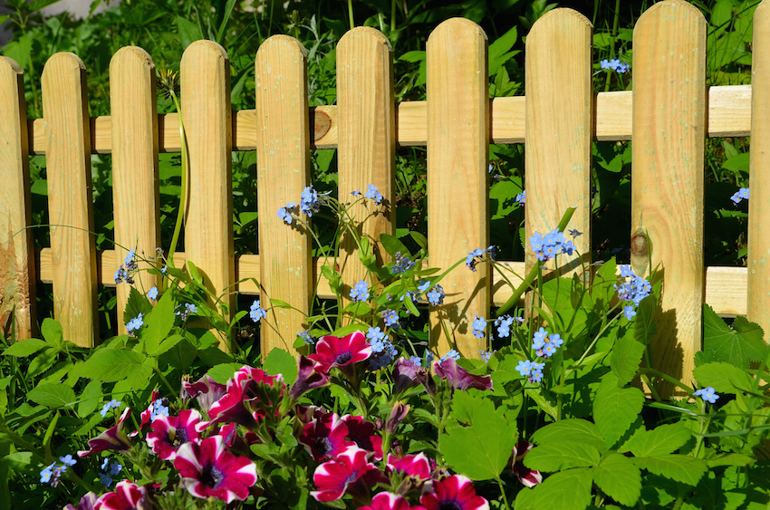 Gartenzaun selber bauen - 5 Tipps für eine dauerhafte Lösung