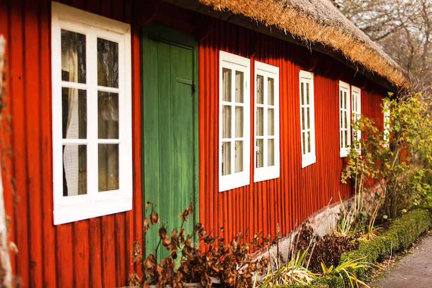 Holzhaus mit Holzfarbe streichen