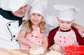 Nachwuchsköche in kindersicheren Küche