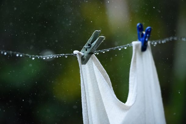 Ein überraschender Regenschauer macht das Waschergebnis zunichte. (Fotoquelle: dimarik16 / clipdealer.de)