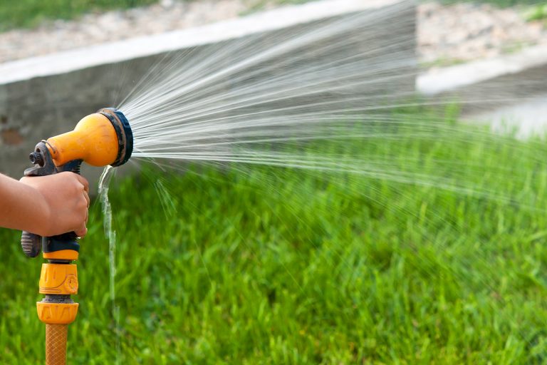 Garten gießen Pflanzen durch den Sommer bringen MEIN BAU