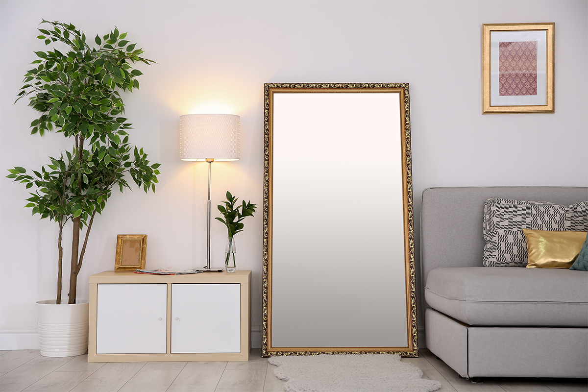 Ein Standspiegel ergänzt einen Wandspiegel und findet sich gleichzeitig als Dekoration.