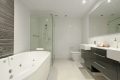 modernes Badezimmer, weiß mit schwarzen Möbeln