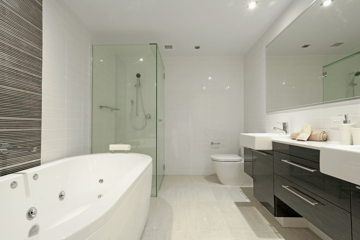 modernes Badezimmer, weiß mit schwarzen Möbeln