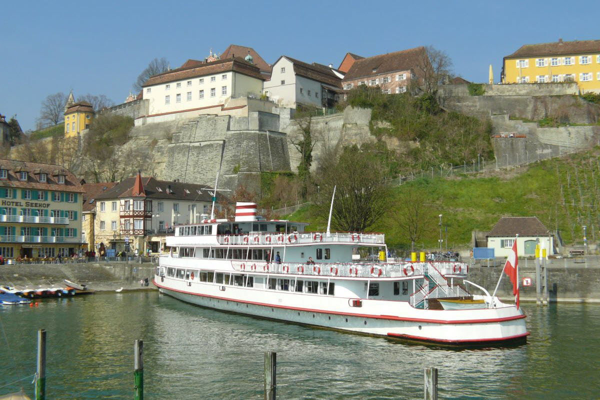 Ausflugsschiff und Immobilien am Bodensee