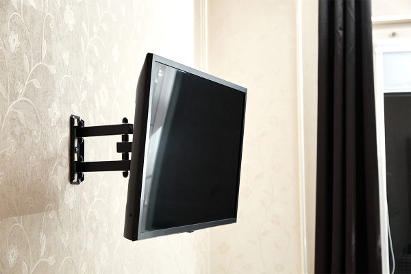 Eine Montage des TVs an der Wand verbessert den Blickwinkel.