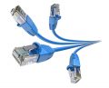 Konektionierte Netzwerkkabel in blauer Farbe