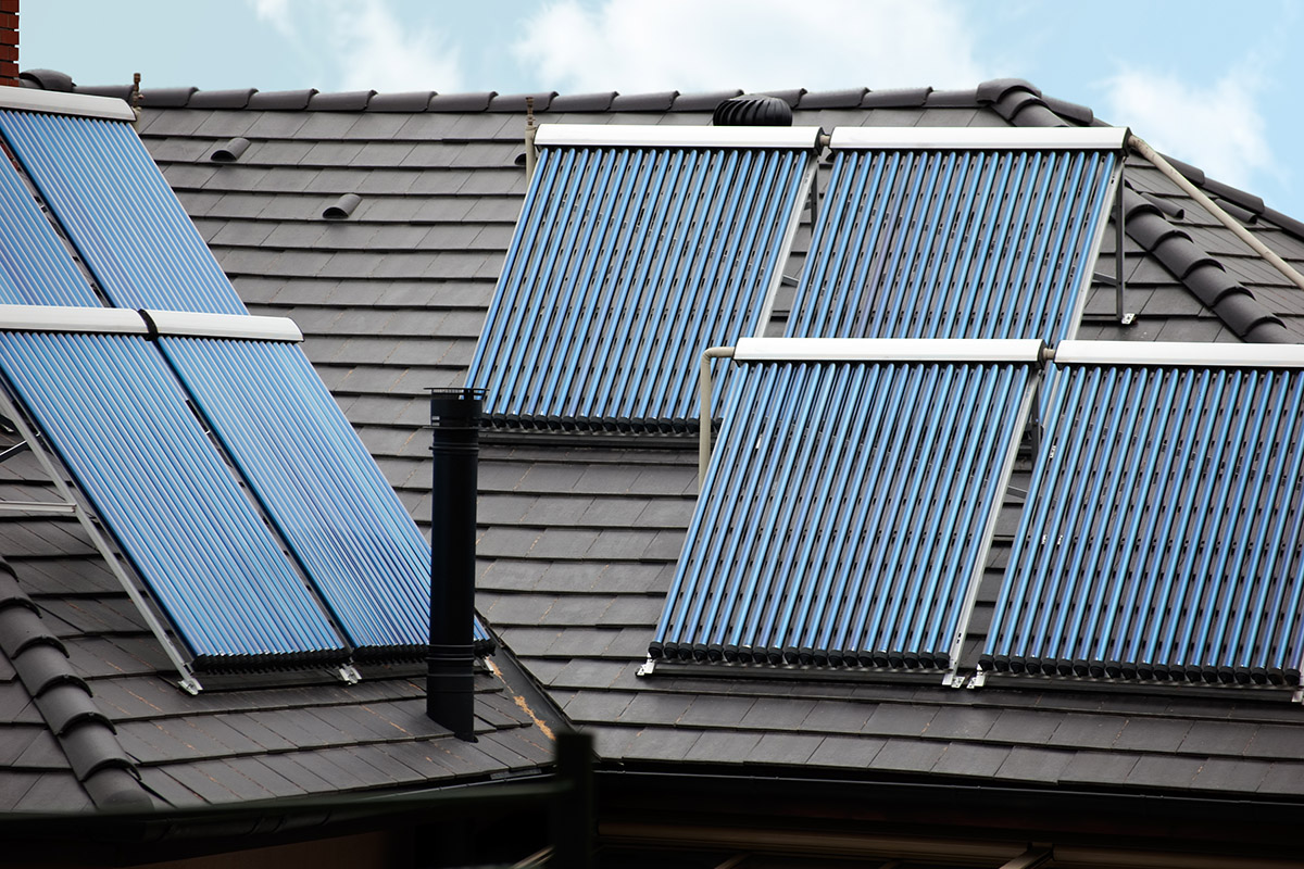 Solarthermie-Anlagen lohnen sich zu jeder Jahreszeit, auch wenn sie im Sommer ganz besonders nützlich ist.