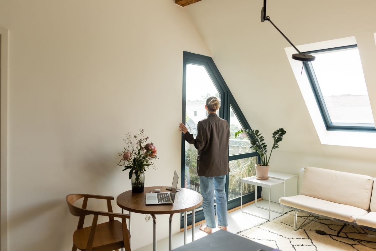moderne Fenster in einer Dachschräge