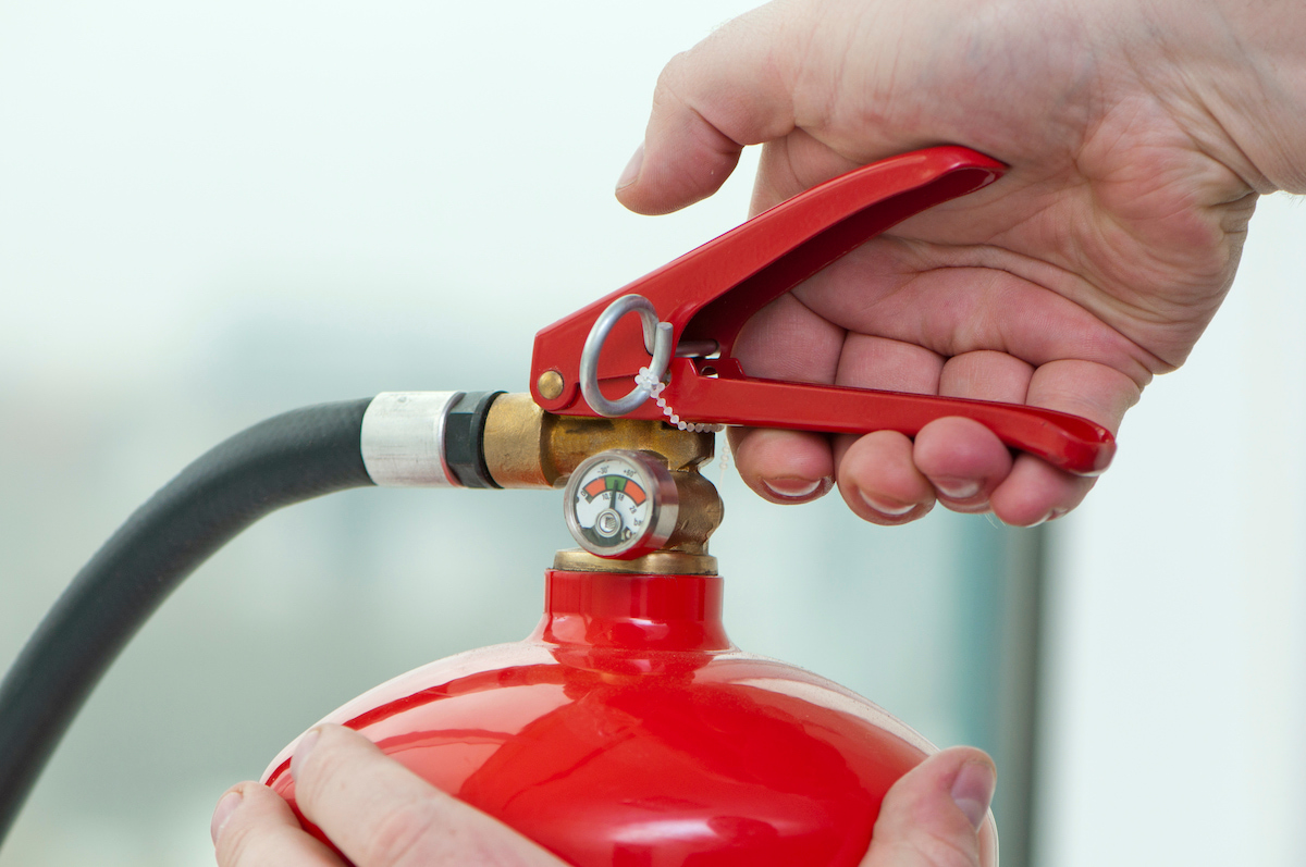 Durch den Betätigungsgriff kann der Feuerlöscher einfach verwendet werden.