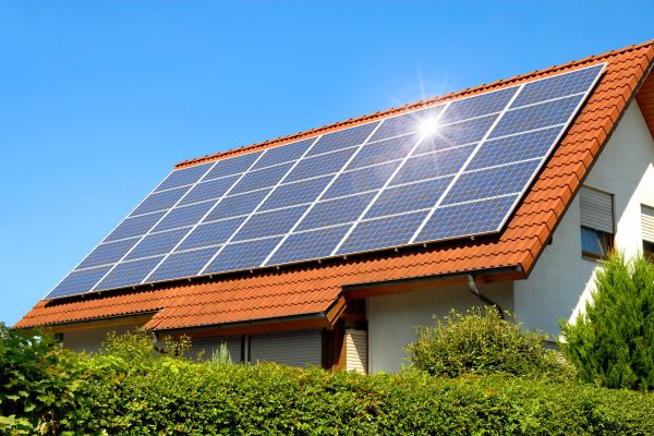 Eine Photovoltaikanlage auf dem Dach sollte im Idealfall in Richtung Süden ausgerichtet sein.