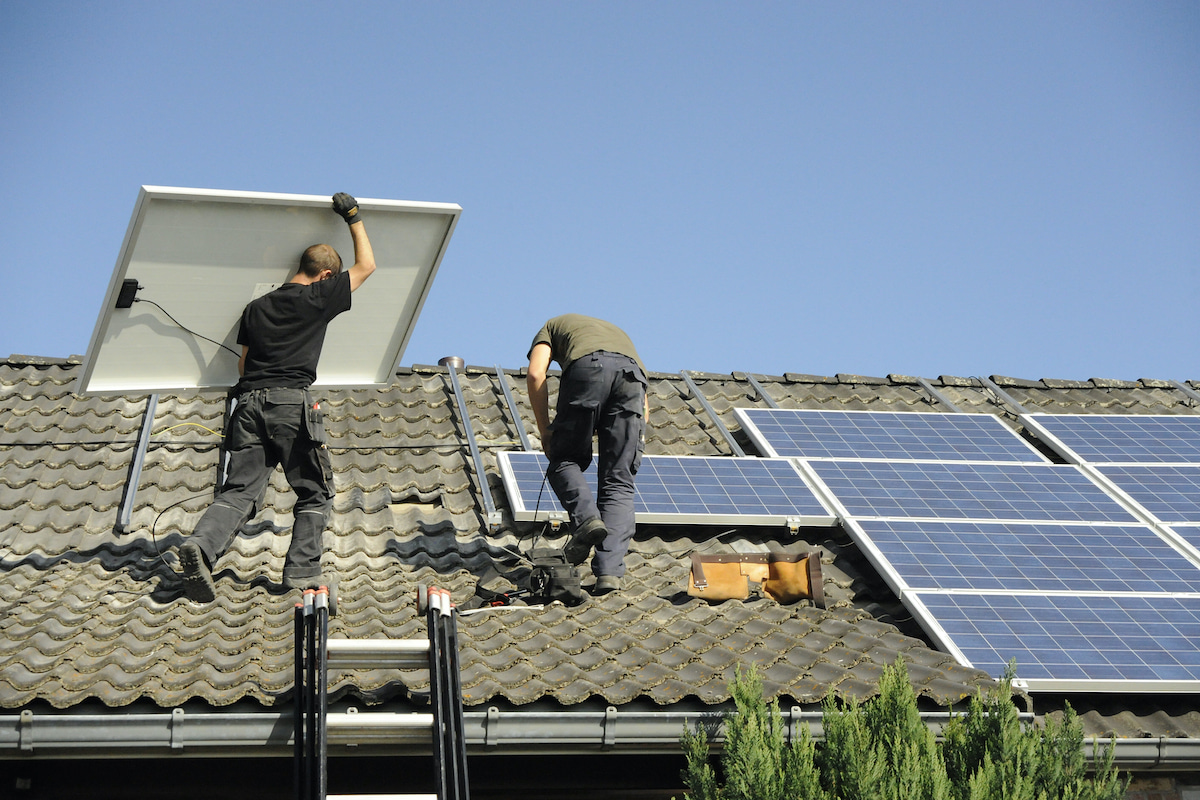 Eine Photovoltaikanlage muss von Profis angebracht werden.