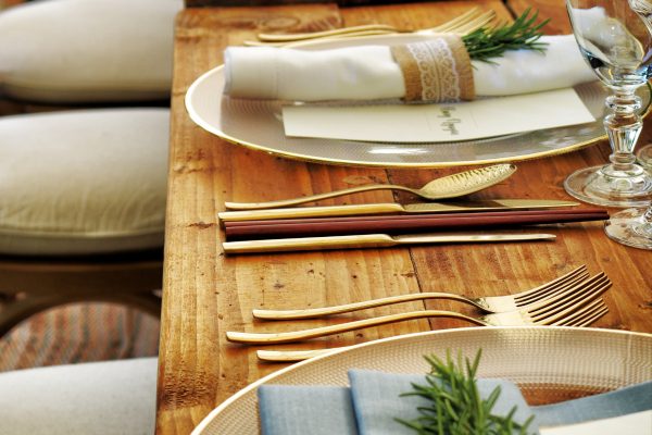 Das richtige Decken eines Tisches sollte jedem Gastronom bekannt sein.