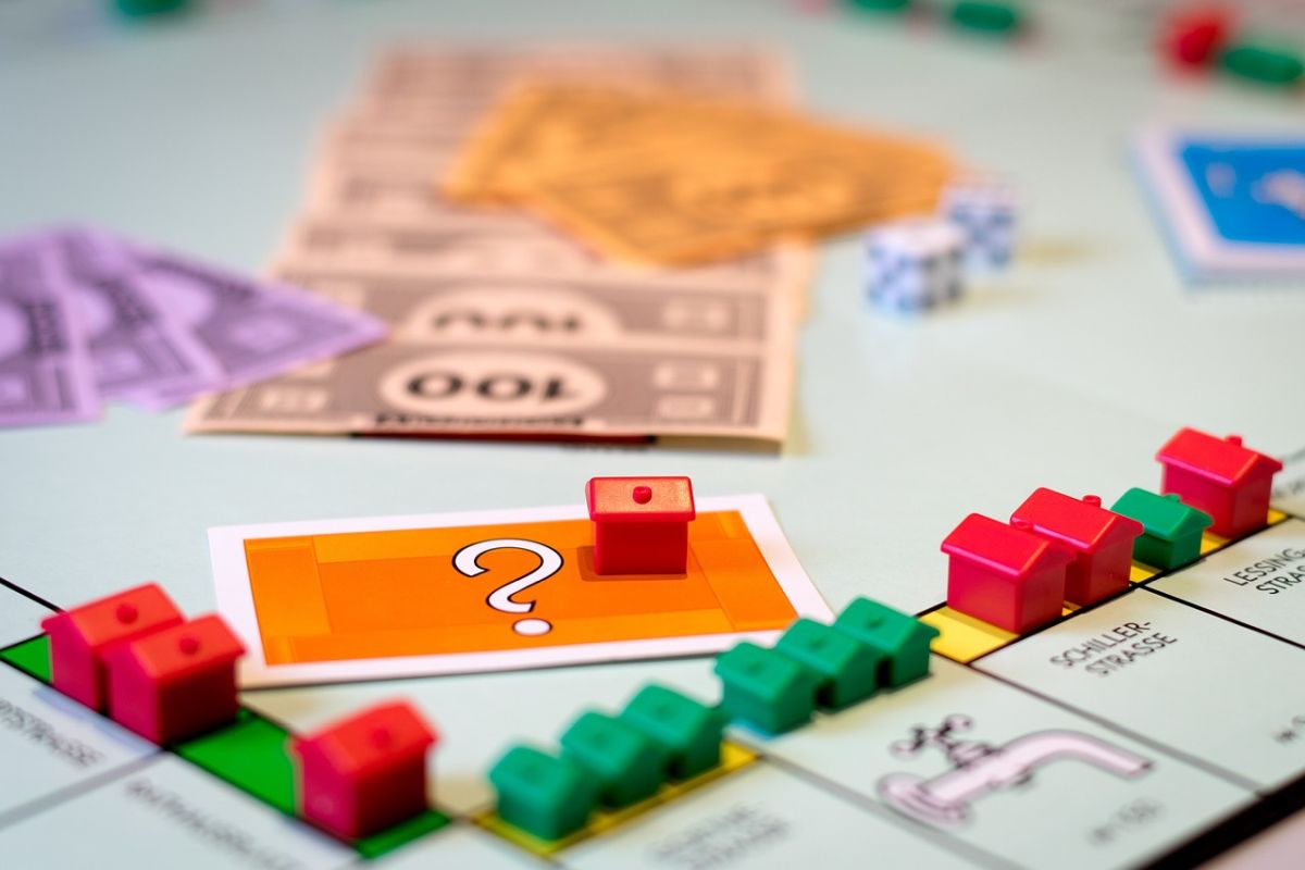 DKT Spielbrett mit Häusern und Spielgeld