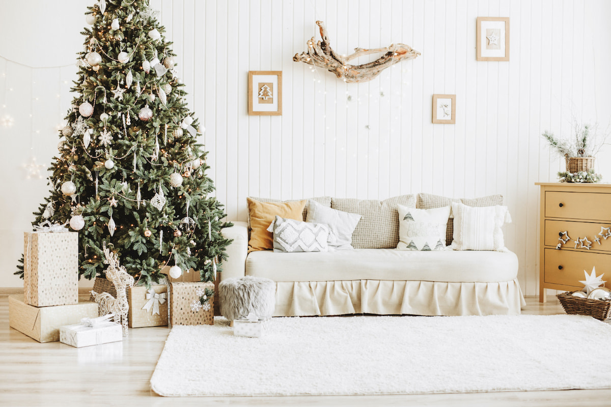 Besondere Dekoartikel machen die Wohnung weihnachtlich.